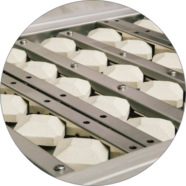 Briquetes cerâmicos - Mantém o calor uniforme por toda a superfície da churrasqueira e tem a função de flavorizar os alimentos.
